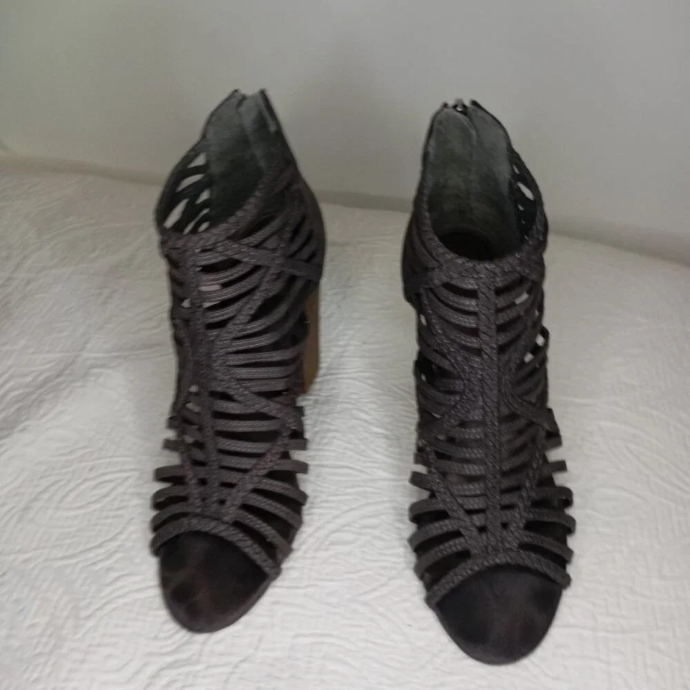 By Gues Heeled Size 8.5 Grey Strappy Open Toe  With Back Zippers & Stacked Heels - Picture 10 of 11